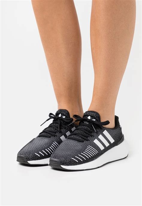 adidas originals sneakers laag swift run in zwart|adidas swift run foot locker.